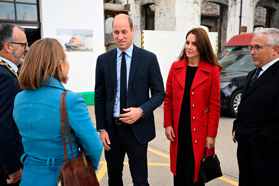 Уильям, принц Уэльский и Кэтрин, принцесса Уэльская обещаются с мэром города и его женой во время посещения спасательной станции RNLI Holyhead в Холихеде, 27 сентября 2022 г., Уэльс