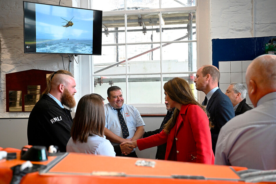 Уильям, принц Уэльский и Кэтрин, принцесса Уэльская обещаются с персоналом спасательной станции RNLI Holyhead в Холихеде, 27 сентября 2022 г., Уэльс