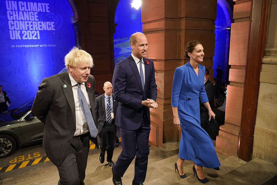 Премьер-министр Великобритании Борис Джонсон с принцем Уильямом и герцогиней Кэтрин во время открытия саммита COP26 1 ноября 2021 года в Глазго, Великобритания