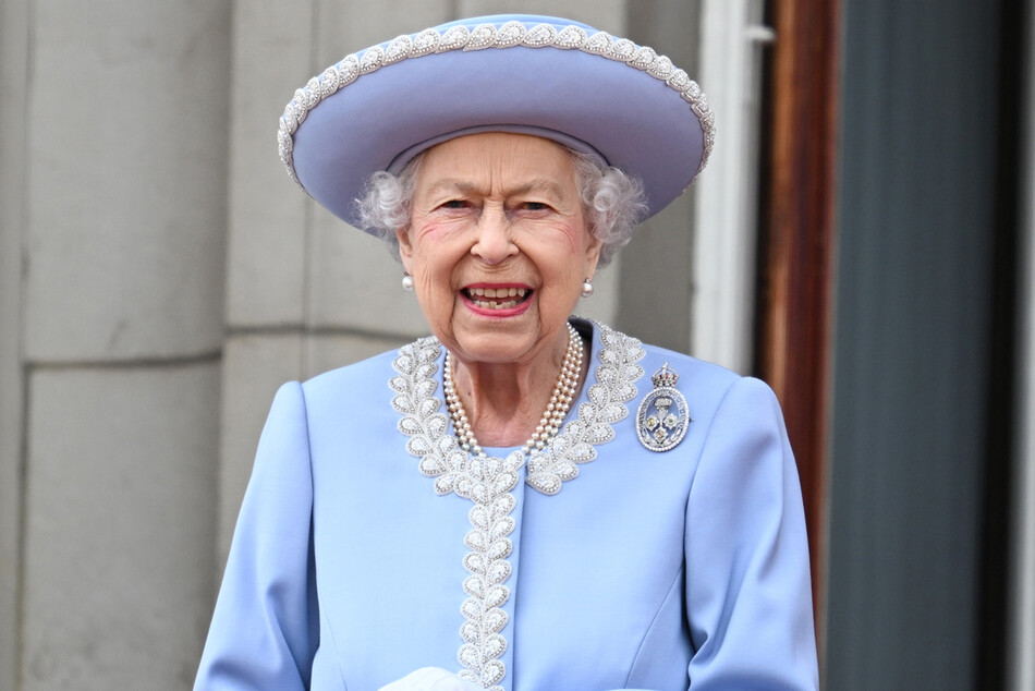 Читай по губам: что Елизавета II сказала своему озорному правнуку принцу Луи во время парада Trooping the Colour?