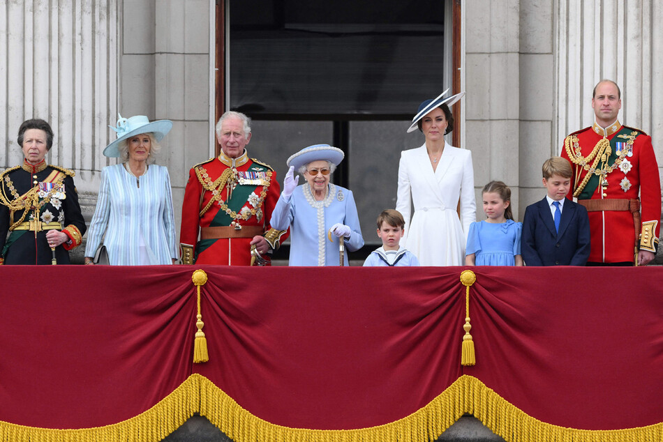 Королева Елизавета II с членами королевской семьи на балконе Букингемского дворца во время парада Trooping the Colour 2 июня 2022 года в Лондоне, Англия