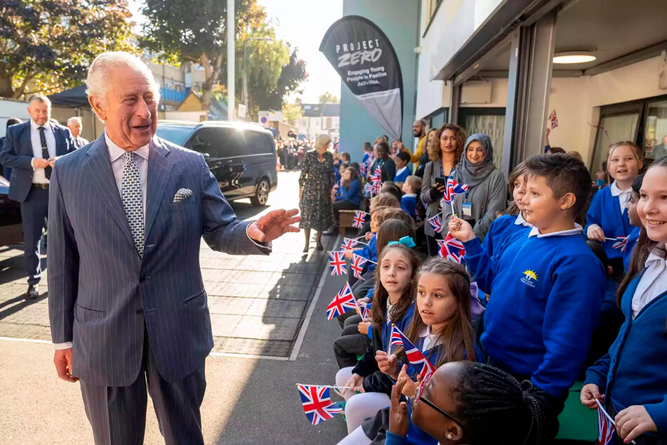 Король Карл III встречается со школьниками младших классов во время встречи с сотрудниками ассоциации &laquo;Проект Зеро&raquo; в Уолтемстоу, Лондон, 18 октября 2022 года