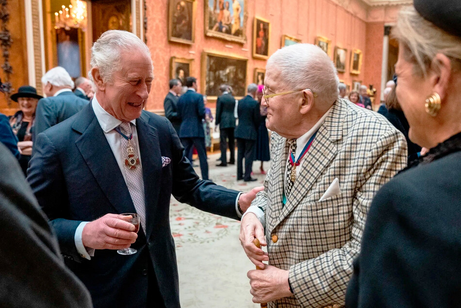 Король Карл III благодарит художника Дэвида Хокни за выбранный образ во время обеда для членов ордена &laquo;Order of Merit - Ордена Заслуг&raquo; в Букингемском дворце 24 ноября 2022 года в Лондоне, Англия