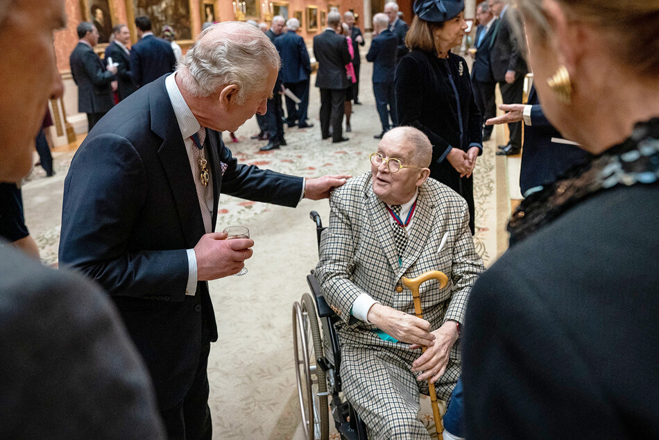 Король Карл III беседует с художником Дэвидом Хокни во время обеда для членов ордена &laquo;Order of Merit - Ордена Заслуг&raquo; в Букингемском дворце 24 ноября 2022 года в Лондоне, Англия