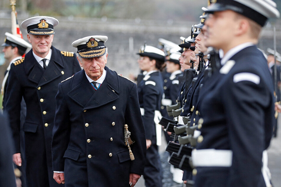 Принц Чарльз и адмирал флота председательствует на параде лорда-адмирала в Королевском военно-морском колледже Британии 16 декабря 2021 года в Дартмуте, Англия