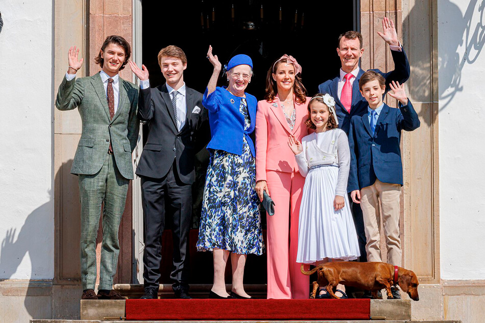 Принц Дании Николай, принц Дании Феликс, королева Дании Маргрете II, принцесса Дании Мария, принцесса Дании Афина, принц Дании Хенрик и принц Дании Феликс позируют перед дворцом после конфирмации принцессы Изабеллы в Фреденсборге, Дания, 30 апреля. 2022 г.