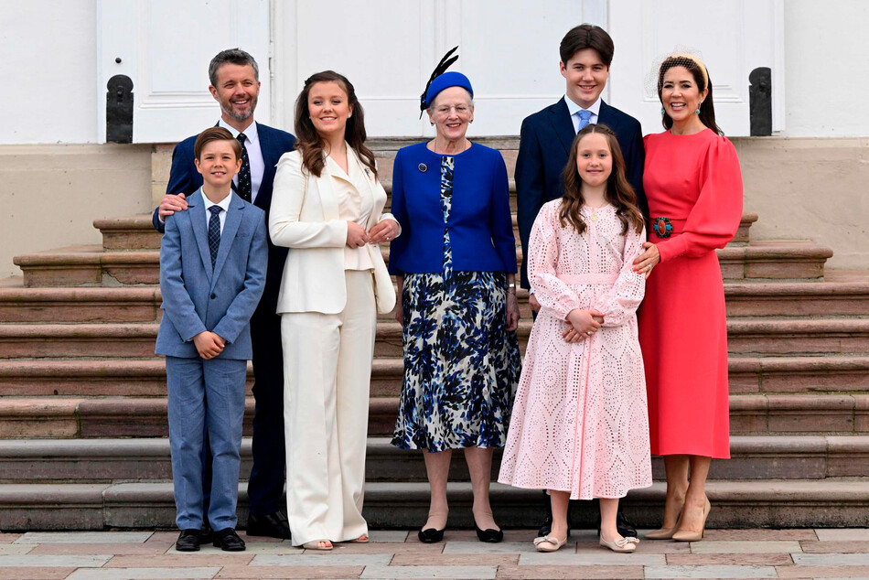 Принц Винсент, наследный принц Дании Фредерик, принцесса Изабелла, королева Дании Маргрете II, принц Кристиан, принцесса Жозефина и наследная принцесса Дании Мария позируют перед дворцом после конфирмации принцессы Изабеллы в Фреденсборге, Дания, 30 апреля. 2022 г.