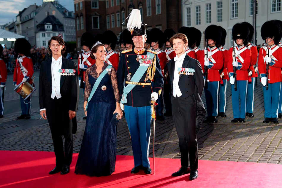 Принц Иоахим со своими сыновьями Николаем и Феликсом, а также женой принцессой Марией во время празднования 50-летия вступления королевы на престол в Копенгагене, Дания, сентябрь 10 октября 2022 г.