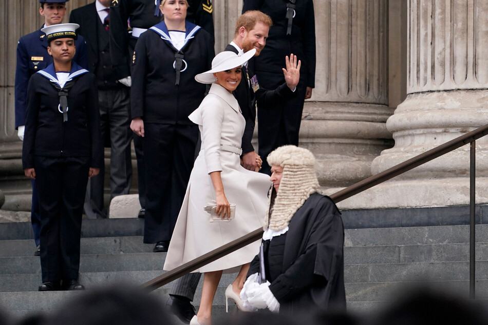 Меган Маркл и принц Гарри пришли на церковную службу с королевской семьёй, 2022
