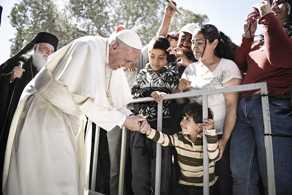 Папа Франциск встречает мигрантов в центре содержания под стражей Мория 16 апреля 2016 года в Митилини, Лесбос, Греция