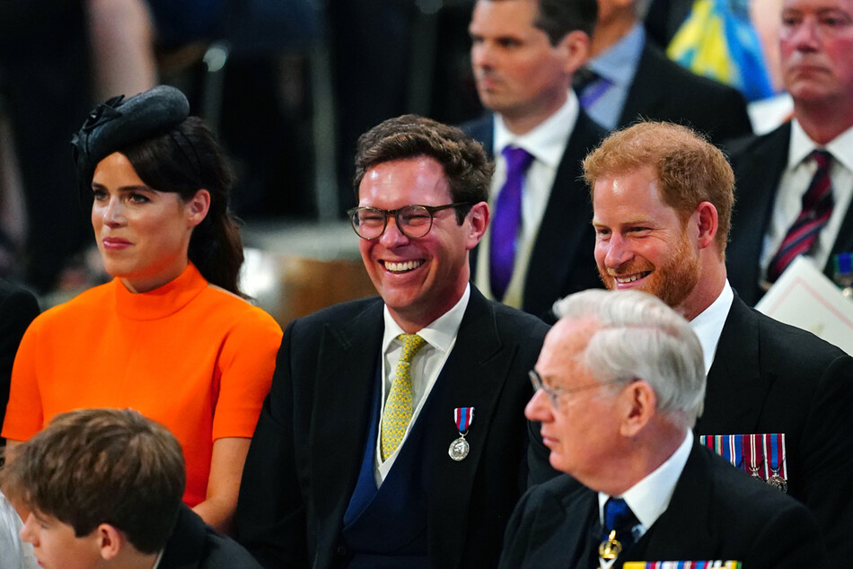 Принцесса Евгения с мужем Джеком Бруксбэнком весело общаются с принцем Гарри до начала торжественной Национальной службы благодарения в соборе Святого Павла во время Платинового юбилей королевы Елизаветы II 3 июня 2022 года в Лондоне, Англия