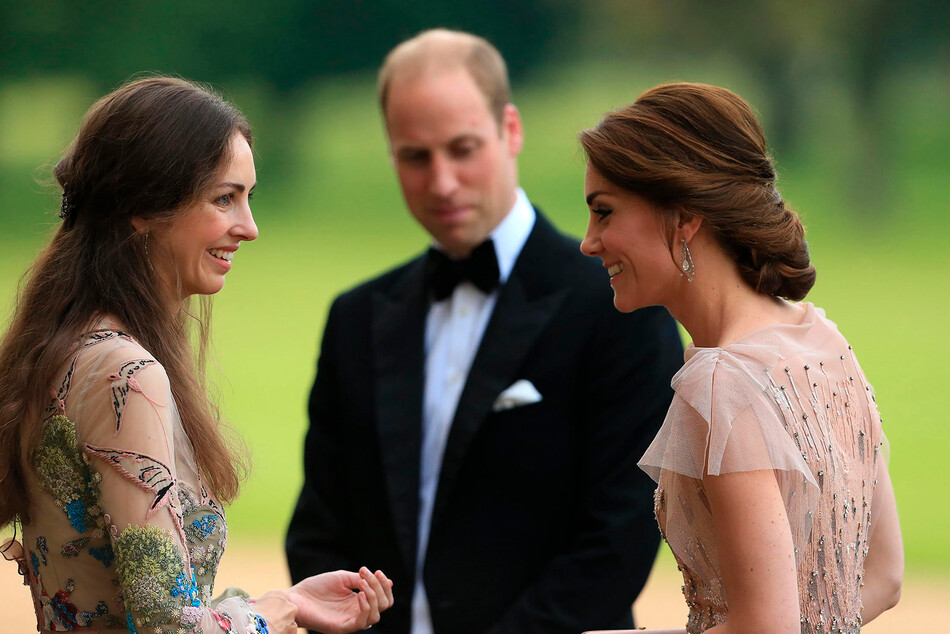Принц Уильям и герцогиня Кэтрин общаются с маркизой Чолмонделей Роуз Чолмондели на гала-ужине в поддержку детских хосписов Великобритании 22 июня. 2016 год, Кингс Линн, Англия