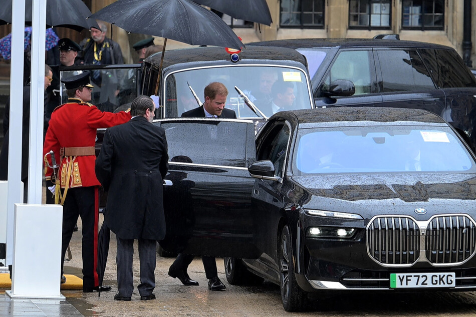 Принц Гарри покидает коронацию Карла III