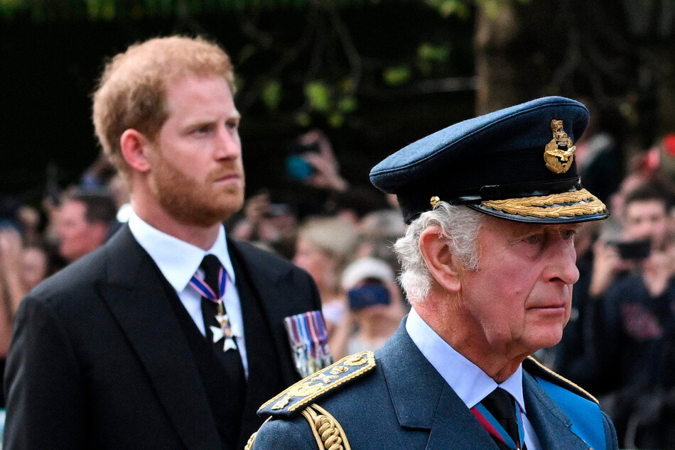 Король Великобритании Карл III и принц Гарри, герцог Сассекский идут за гробом королевы Елизаветы II, 2022