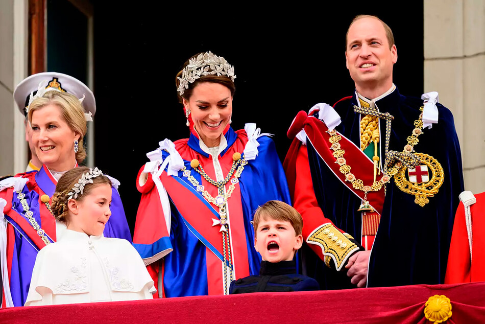 Принц Уильям и Кейт Миддлтон с детьми на балконе Букингемского дворца