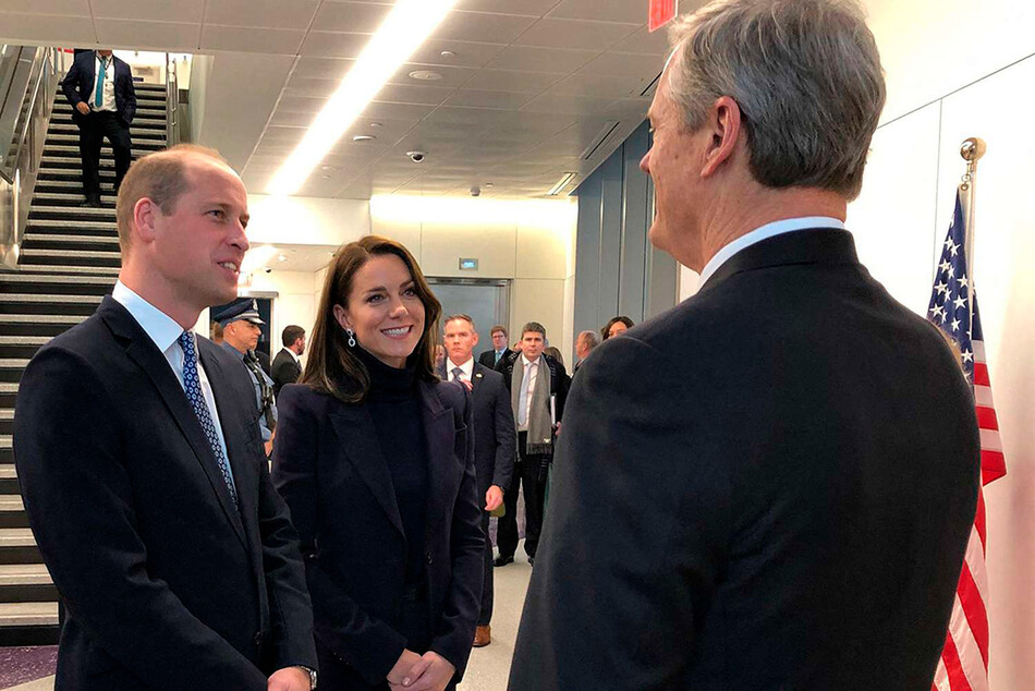 Принц Уильям и принцесса Уэльская Кэтрин приветствуются губернатором Массачусетса Чарли Бейкером в аэропорту Логан, 2022
