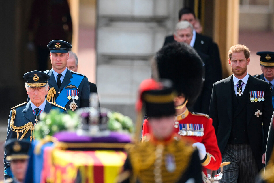 Король Чарльз III и принц Уильям, принц Уэльский вместе с принцем Гарри, герцогом Сассекским следуют за гробом королевы Елизаветы II, возложенным на артиллерийском экипаже Королевской конной артиллерии из Букингемского дворца в Вестминстер-холл 14 сентября 2022 год в Лондоне, Англия