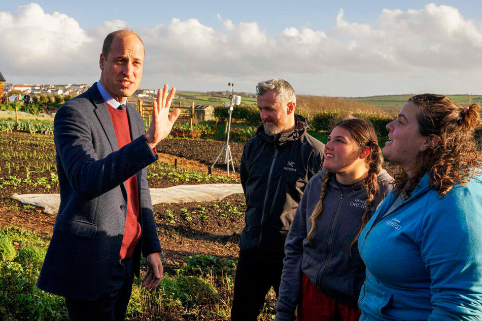 Принц Уильям, принц Уэльский и герцог Корнуолл, посещает сад Ньюки во время своего первого официального визита в Корнуолл 24 ноября 2022 года в Ньюки, Корнуолл