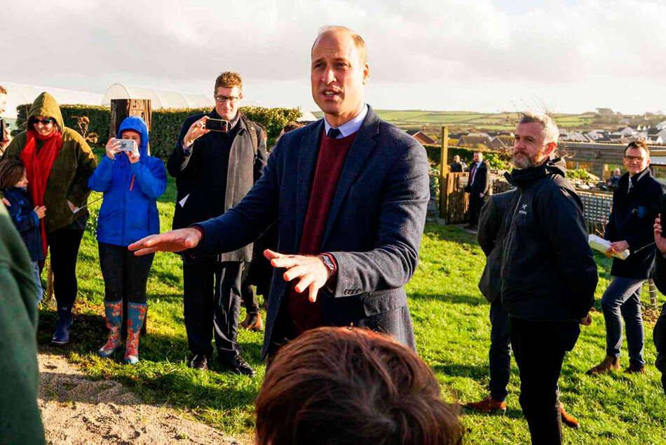 Принц Уильям, принц Уэльский и герцог Корнуолл, посещает сад Ньюки во время своего первого официального визита в Корнуолл 24 ноября 2022 года в Ньюки, Корнуолл