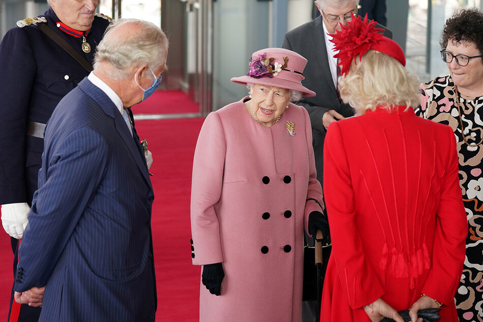 Королева Елизавета II, принц Чарльз, принц Уэльский и Камилла, герцогиня Корнуольская на церемонии открытия шестой сессии Сенедда в Сенедде 14 октября 2021 года в Кардиффе, Уэльс