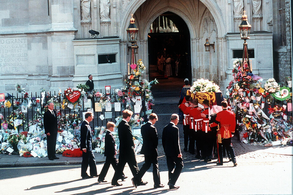 Эрл Спенсер, принц Уильям, принц Гарри, принц Чарльз и герцог Эдинбургский следуют за гробом к похоронному кортежу Дианы, принцессы Уэльской, когда он прибывает в Вестминстерское аббатство 6 сентября 1997 года в Лондоне, Англия