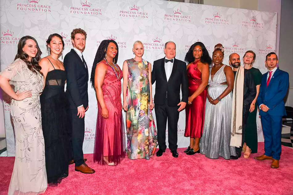 Принцесса Монако Шарлин c мужем, князем Монако Альбером II и номинантами на красной дорожке церемонии вручения премии Princess Grace Awards 2022 на Парк-авеню, 583, 3 ноября 2022 года в Нью-Йорке