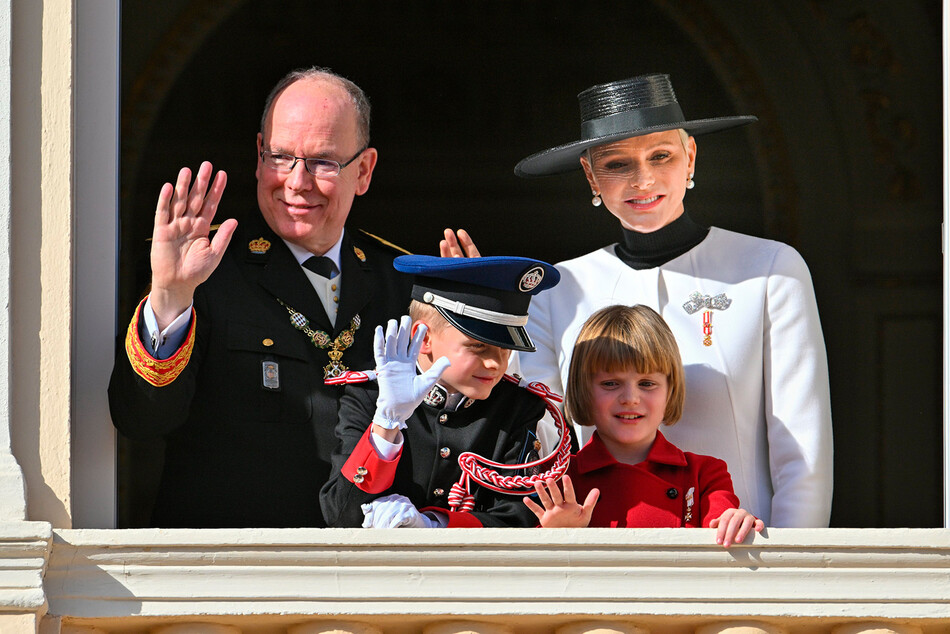 Принц Альбер и принцесса Шарлен вместе с детьми поздравили страну с Национальным днём Монако