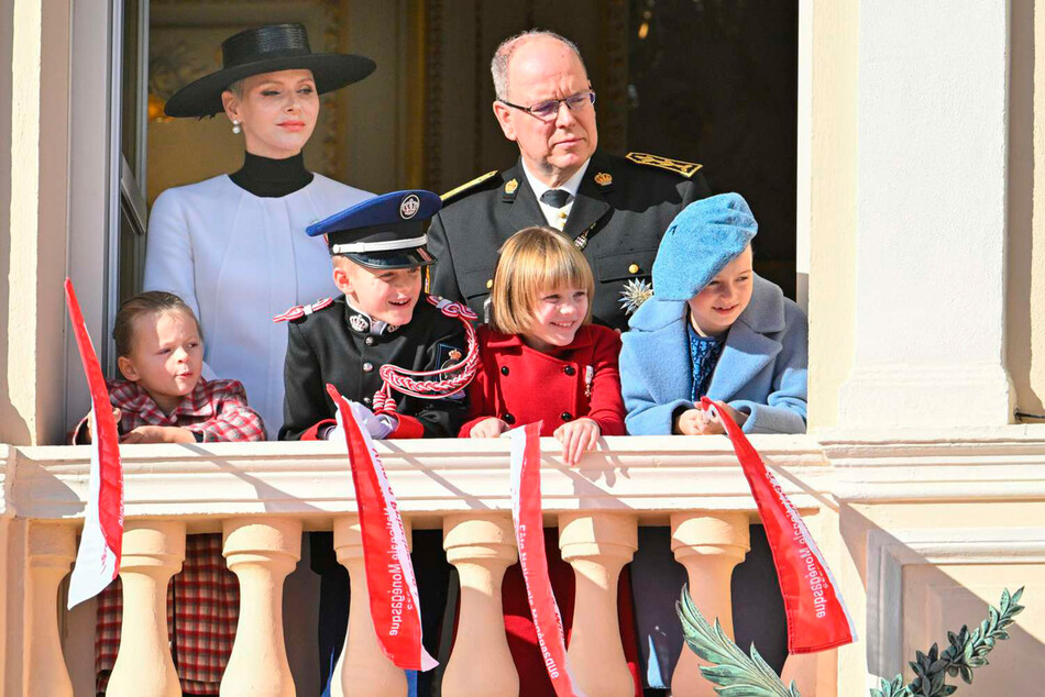 Принцесса Монако Шарлен и принц Монако Альбер II с детьми Боди Уиттсток, принц Монако Жак, принцесса Монако Габриэлла и Кайя-Роуз Уиттсток появляются на балконе дворца во время Национального дня Монако 19 ноября 2022 года в Монте-Карло, Монако