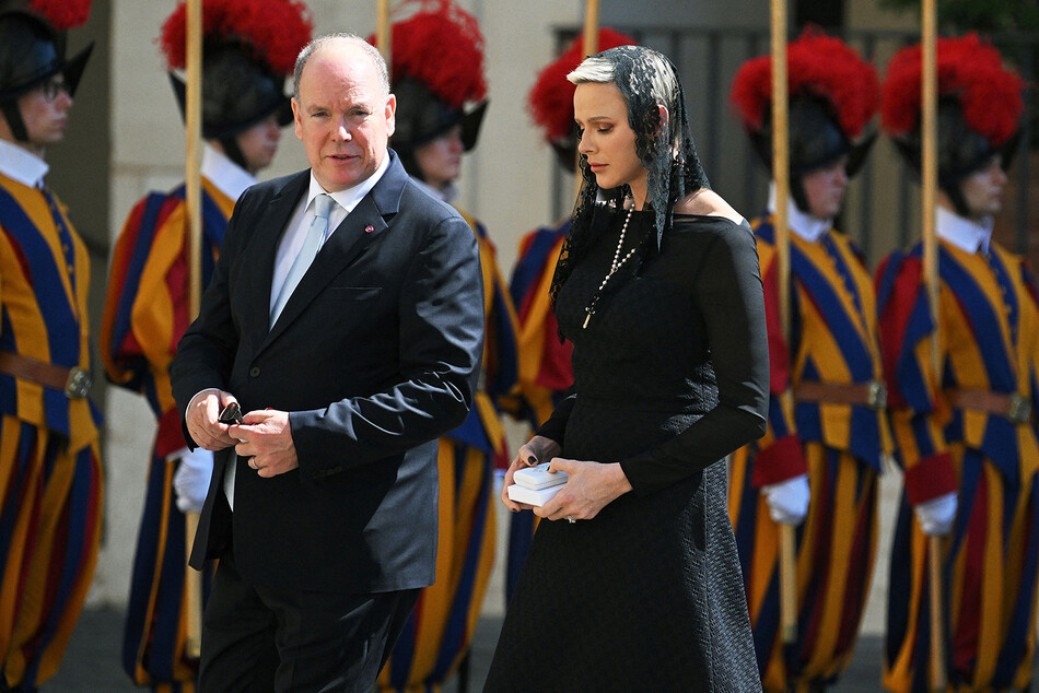 Князь Монако Альберт с княгиней Шарлен в Ватикане, 2022 г.