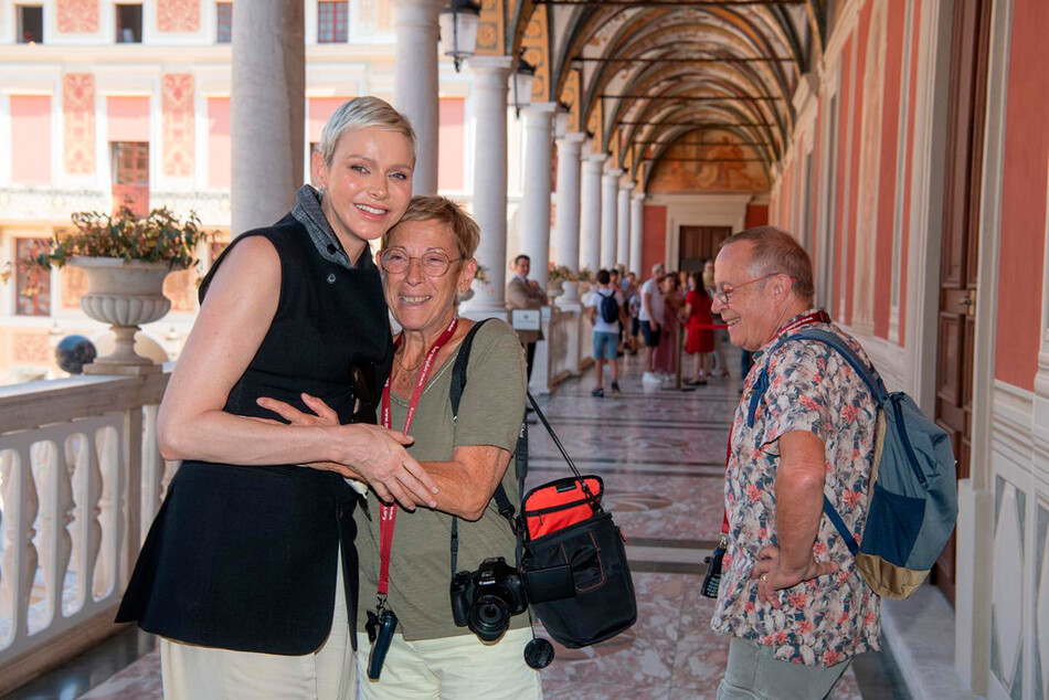 Принцесса Шарлен осчастливила туристов, сделав совместную фотографию во время экскурсии по дворцу