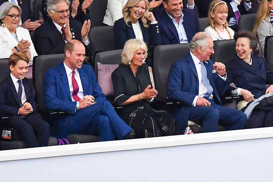 Принц Чарльз и Камилла Паркер Боулз с членами королевской семьи, принцессой Анной и принцем Уильямом со старшим сыном принцем Джорджем в королевской ложе во время открытия Игр Содружества 29 июня 2022 года в Бирмингеме, Англия