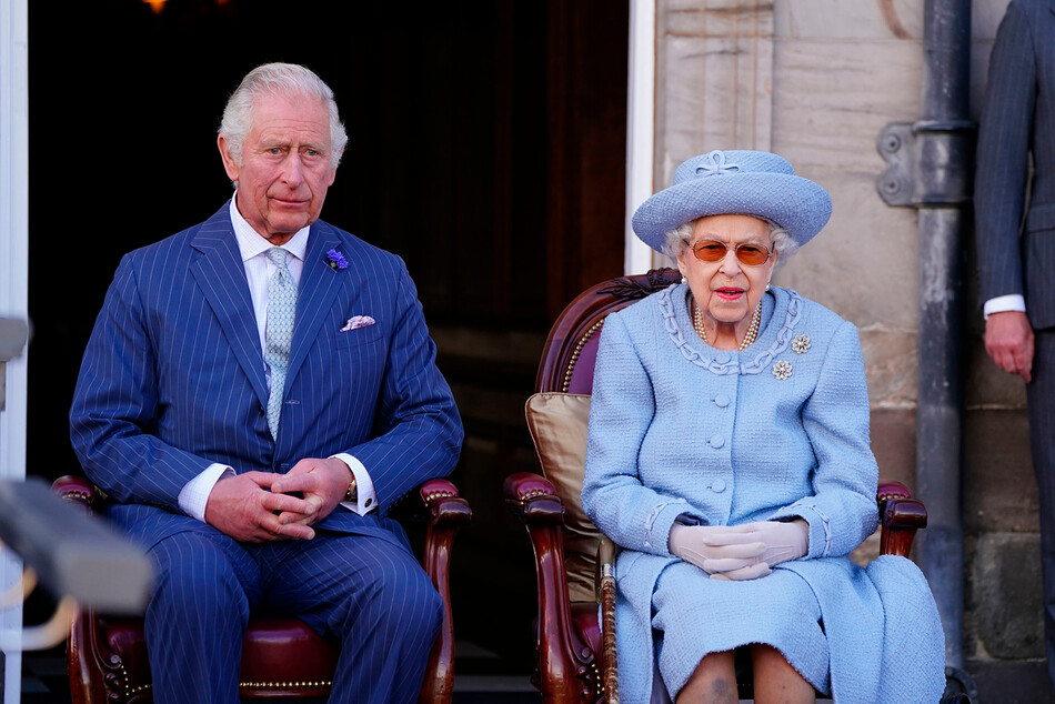 Принц Чарльз с королевой Елизаветой II посещают парад Королевской роты лучников Реддендо в садах дворца Холируд 30 июня 2022 года в Эдинбург, Великобритания