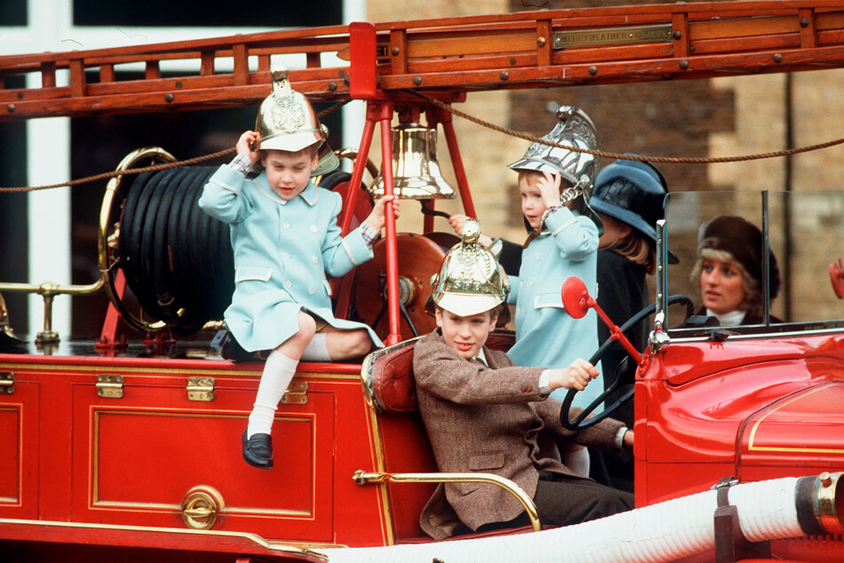 Принц Уильям с принцем Гарри и Питером Филлипсом с Зарой Филлипс играют на пожарной машине под присмотром принцессы Дианы 3 января 1988 года, Сандрингем