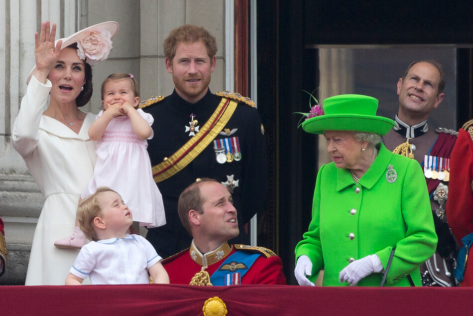 Королева Елизавета II просит принца Уильяма подняться во время Официального празднования 90-летия монарха 11 июня 2016 года в Лондоне, Англия