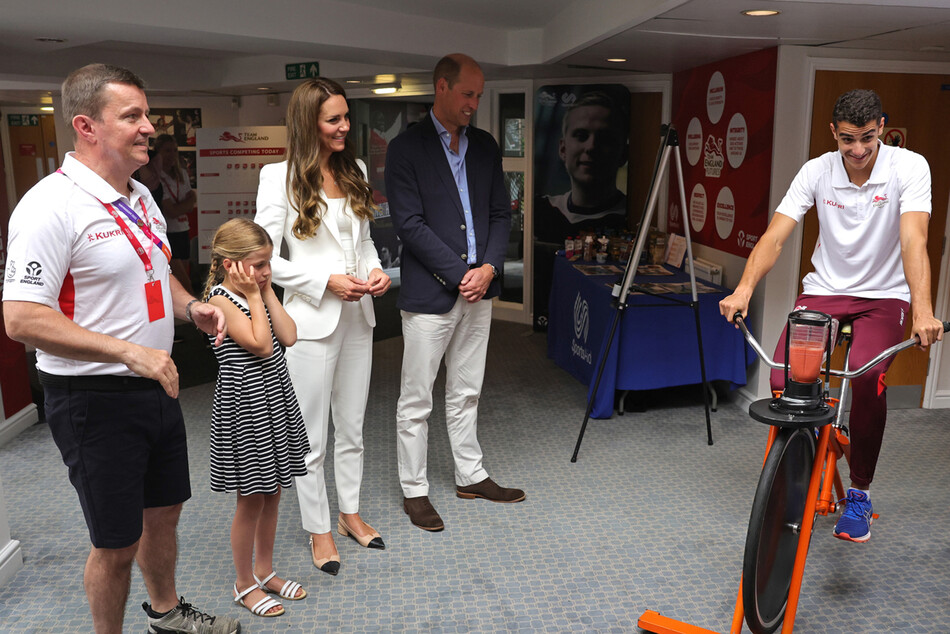 Принцесса Шарлотта вместе с родителями принцем Уильямом и герцогиней Кэтрин общается с работниками благотворительного фонда SportsAid 2022 года 2 августа 2022 года в Бирмингеме, Англия