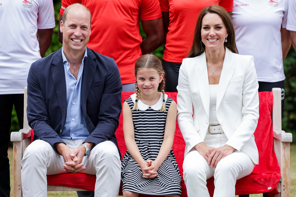 Принцесса Шарлотта вместе с родителями принцем Уильямом и герцогиней Кэтрин позирует вместе с работниками благотворительного фонда SportsAid для официального фото 2022 года 2 августа 2022 года в Бирмингеме, Англия