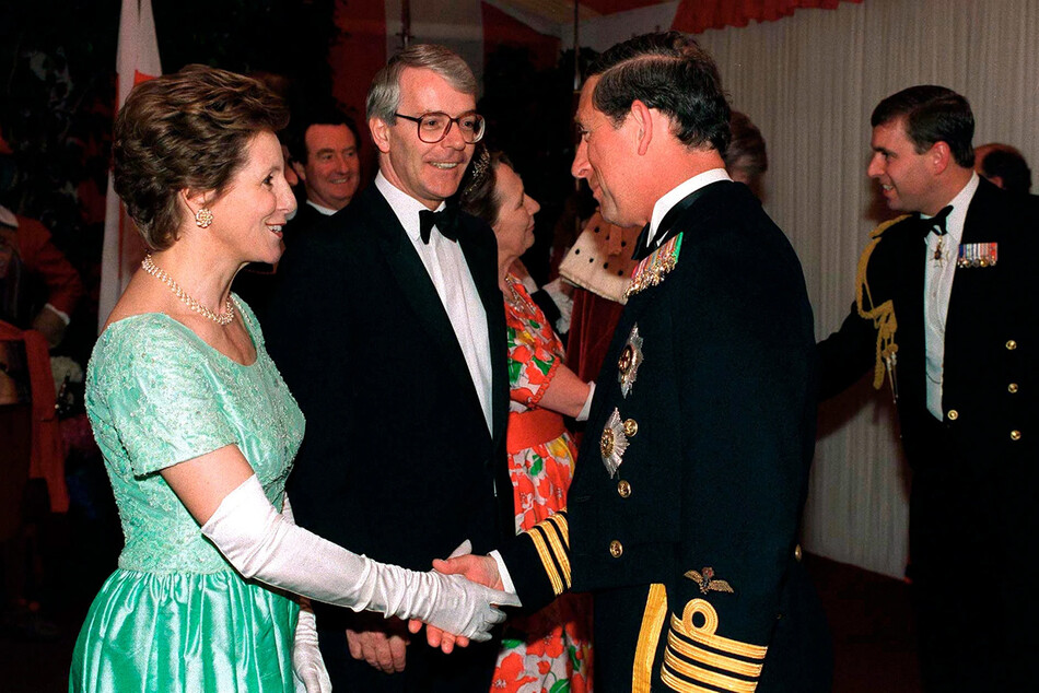 Принц Чарльз приветствуют премьер-министра Джона Мейджора и его жену Норму Мейджор во время проведения банкета в городской Ратуше в честь 50-летия окончания войны в Европе, 06 мая 1995 г., Лондон, Великобритания