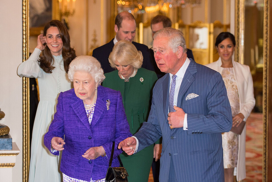 Члены королевской семьи Елизавета II, принц Чарльз, Камилла Паркер-Боулз, Кейт Миддлтон, принц Уильям, принц Гарри и Меган Маркл присутствует на приёме по случаю 50-й годовщины вступления в должность принца Уэльского в Букингемском дворце в Лондоне 5 марта 2019 года