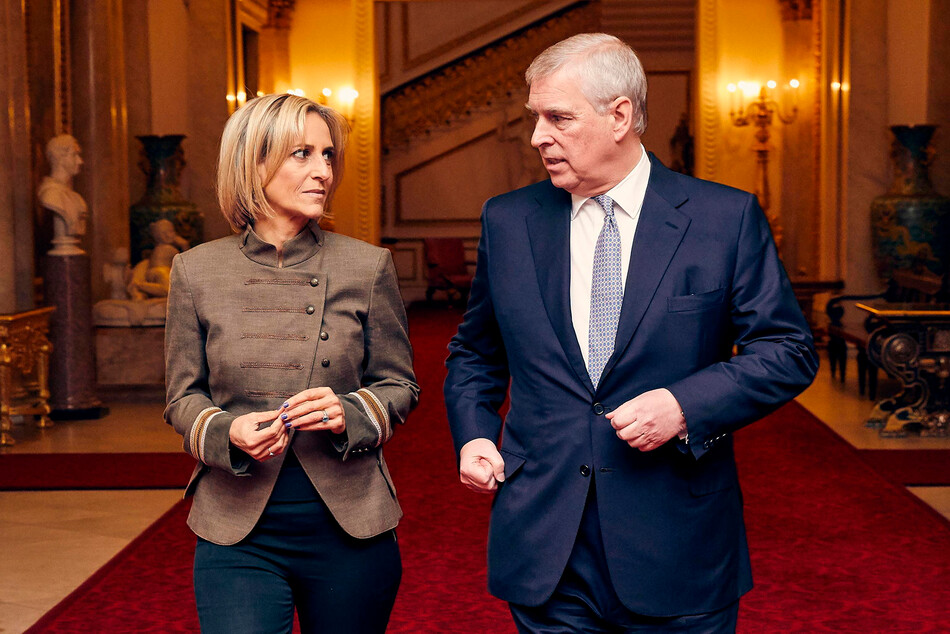 Принц Эндрю вместе с журналисткой Эмили Мейтлис идут по залам Букингемского дворца во время записи интервью для новостного канала BBС в ноябре 2019 года, Лондон, Великобритания