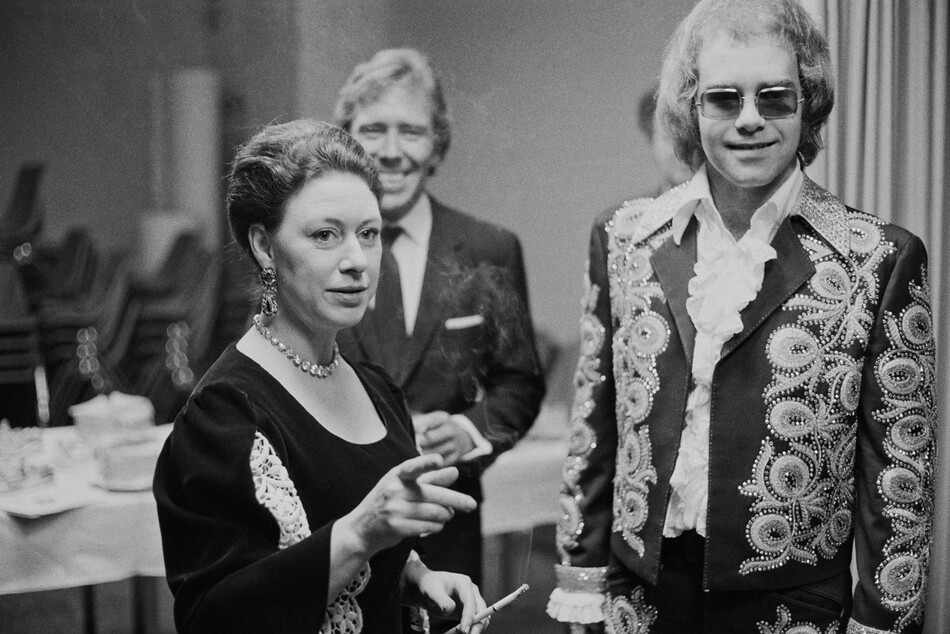 Английский певец и автор песен Элтон Джон (справа) с принцессой Маргарет и её мужем лордом Сноудоном за кулисами благотворительного концерта в театре Шоу, Лондон, 27 февраля 1972 г.