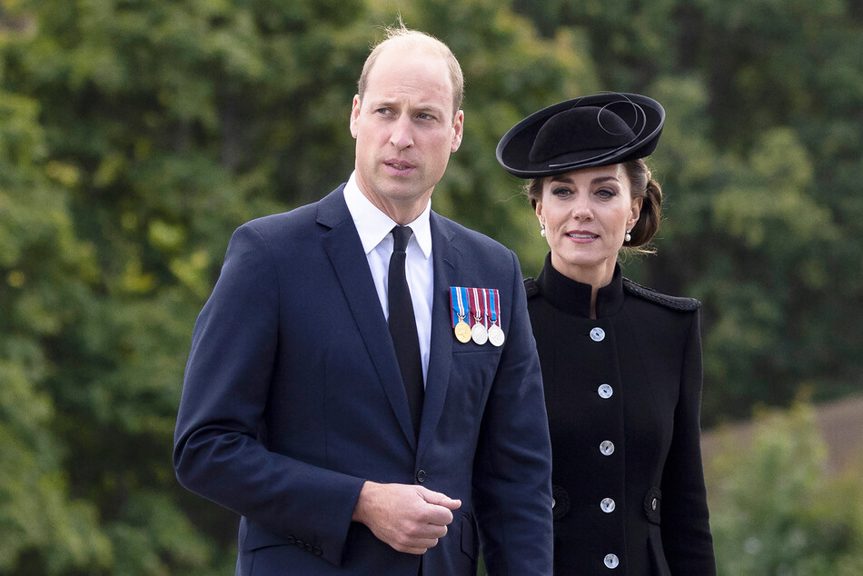 Принц Уильям, принц Уэльский и Кэтрин, принцесса Уэльская во время визита в Военный учебный центр стран Содружества Пирбрайт 16 сентября 2022 года в Гилфорде, Англия