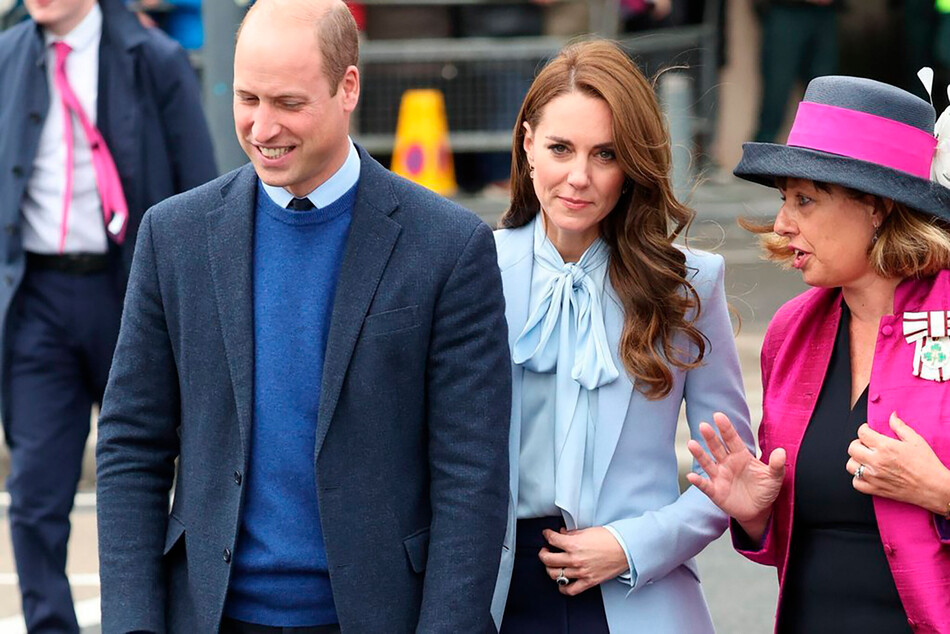 Уильям, принц Уэльский и Кэтрин, принцесса Уэльская с Мирандой Гордон, вице-лордом-лейтенантом, во время прогулки по Каррикфергусу в рамках визита в Северную Ирландию, 6 октября 2022 года