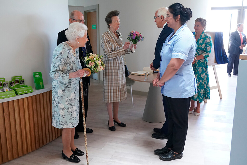 Королева Елизавета II и принцесса Анна общаются с персоналом хосписа во время официального открытия нового здания хосписа Thames в Мейденхеде, графство Беркшир, 15 июля 2022 года