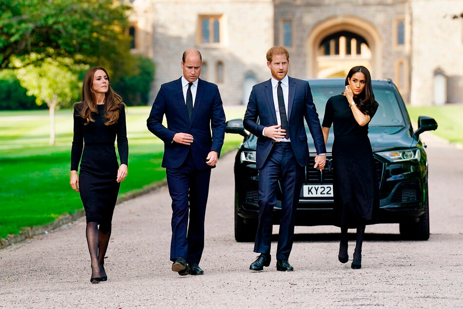 Кэтрин, принцесса Уэльская и Уильям, принц Уэльский с принцем Гарри, герцогом Сассекским и Меган, герцогиней Сассекской во время совместной прогулки в Виндзорском замке 10 сентября 2022 года в Виндзоре, Англия
