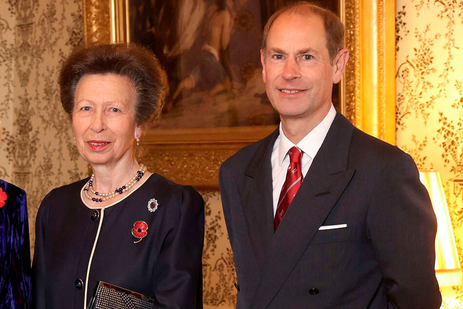 Принцесса Анна, королевская принцесса и принц Эдуард, граф Уэссекский принимают медалистов сборной Великобритании по Олимпийским играм в Токио в Букингемском дворце 2 ноября 2022 года, Лондон, Англия