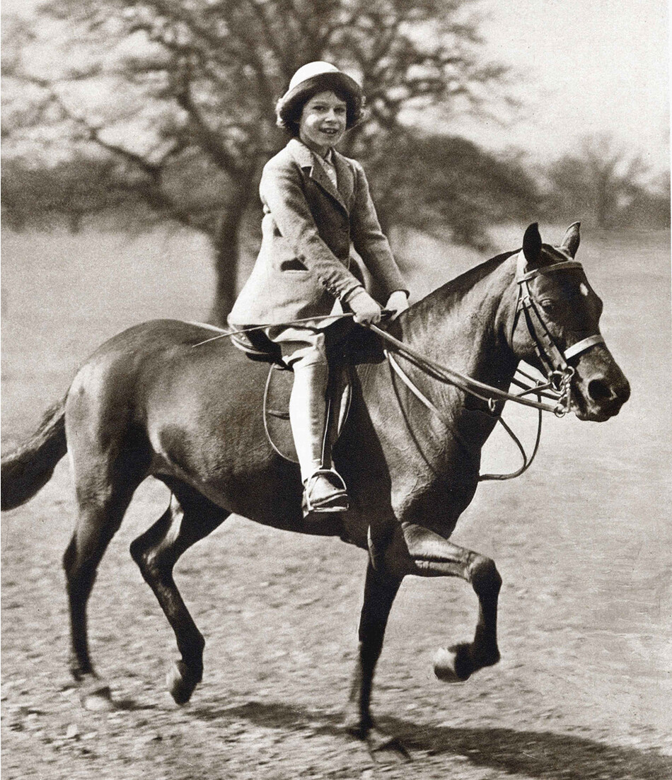 Принцесса Елизавета верхом на пони в Большом парке Виндзор, 1930-е годы. Будущая королева Великобритании Елизавета II (р. 1926) в детстве