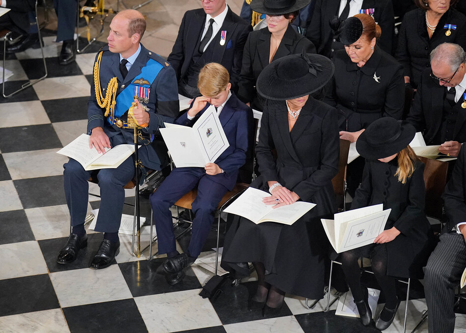 Принц Уильям и Кейт Миддлтон, принцесса Уэльская с детьми принцем Джорджем и принцессой Шарлоттой&nbsp;на похоронах&nbsp;королевы Елизаветы II в&nbsp;Вестминстерском аббатстве в Лондоне 19 сентября 2022 года, Великобритания&nbsp;&nbsp;