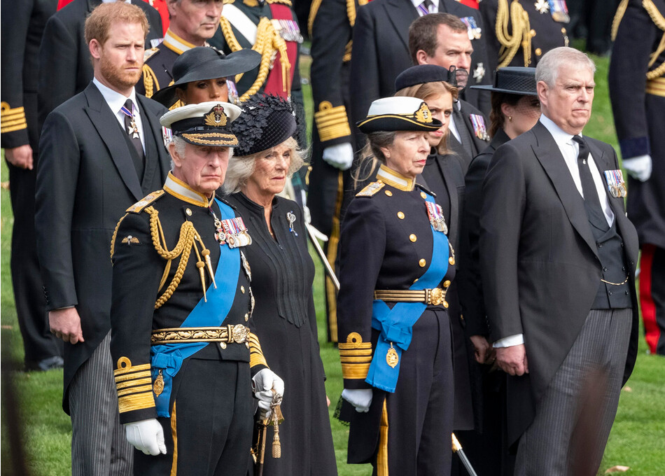 Принц Эндрю, герцог Йоркский с членами королевской семьи в Вестминстерском аббатстве на государственных похоронах королевы Елизаветы II 19 сентября 2022 года в Лондоне, Англия