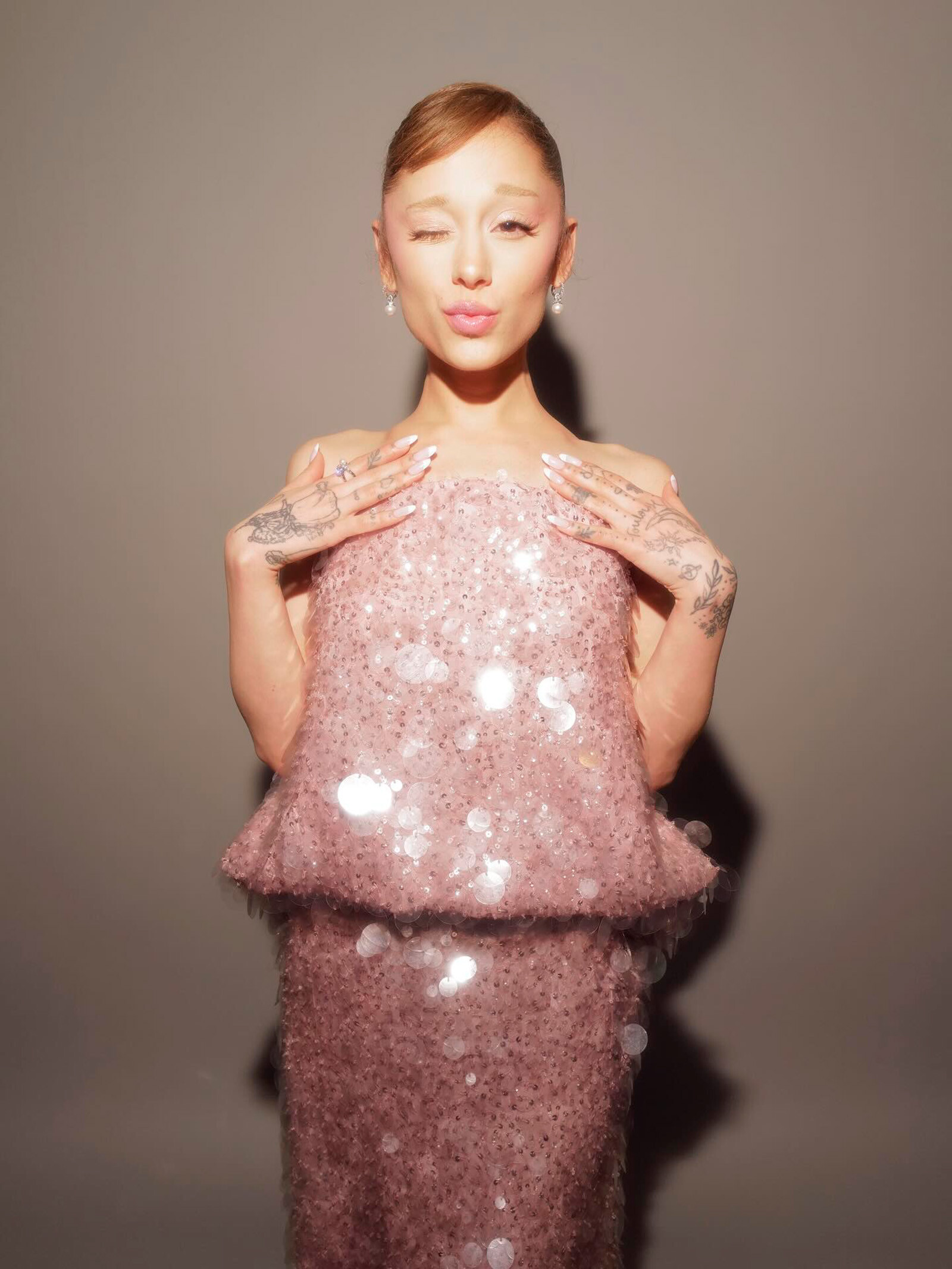 Ариана Гранде дебютировала в платье Balenciaga от Пьерпаоло Пиччоли