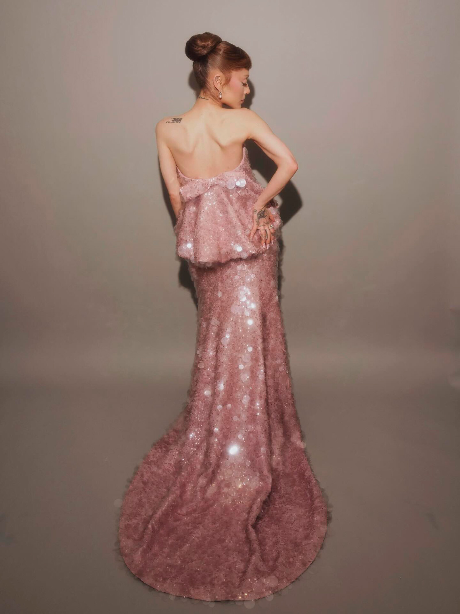 Ариана Гранде дебютировала в платье Balenciaga от Пьерпаоло Пиччоли